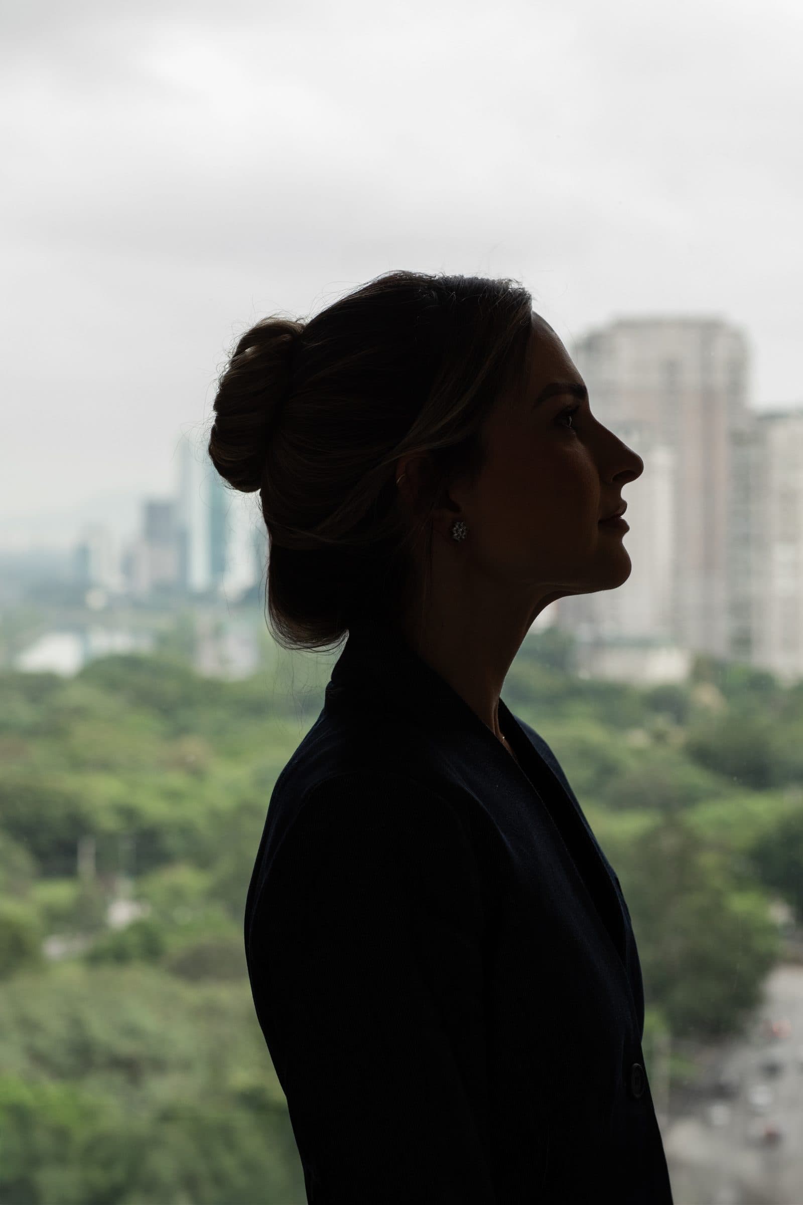 Dra. Laura Micherif à janela da clínica
